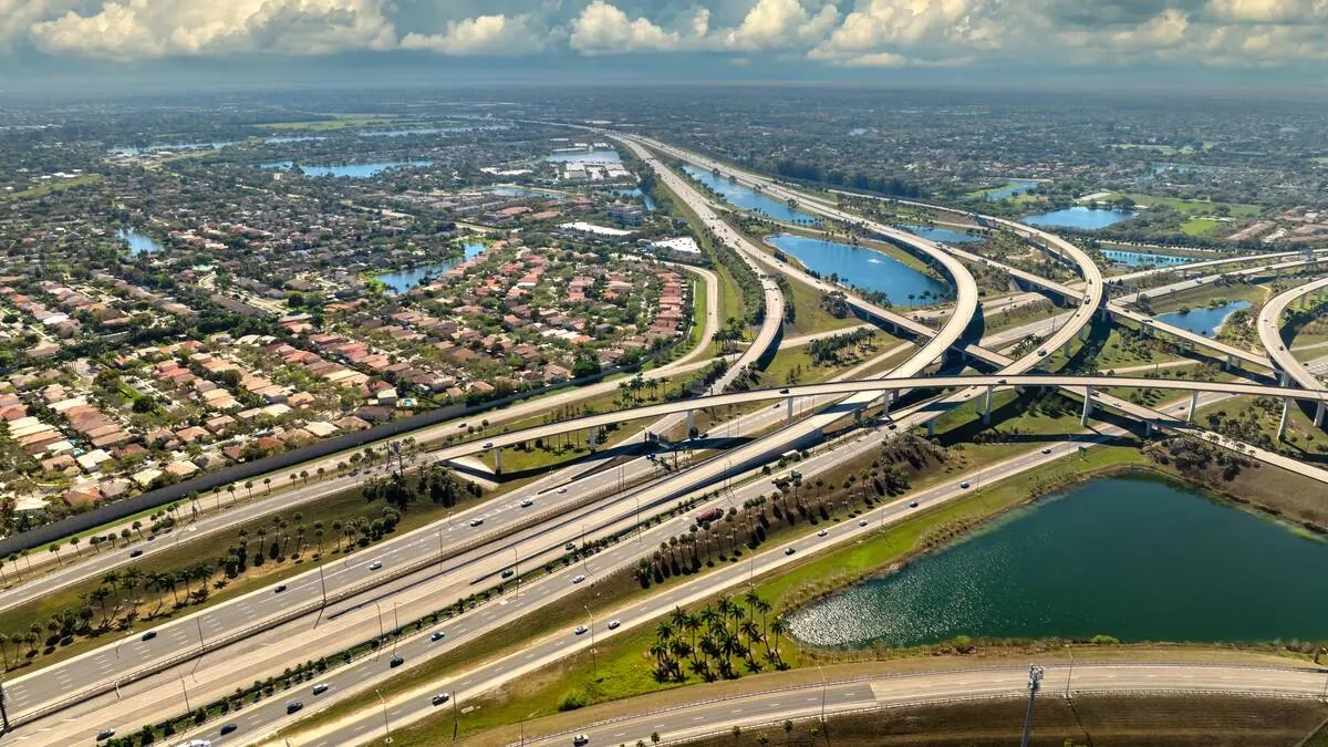 На I-4 в Орландо загорелся автомобиль: перекрыт участок дороги