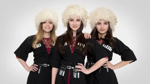 Trio Mandili в грузинских костюмах