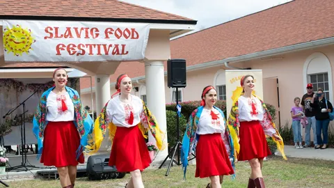 Танцоры в народных костюмах на Slavic Food Festival